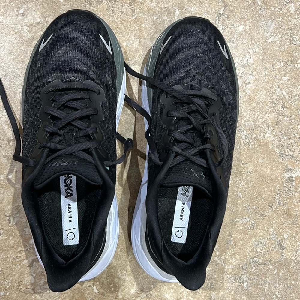 Black Hoka Arahi Size 8